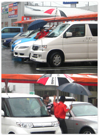 お客様へ「傘差しサービス」を実施